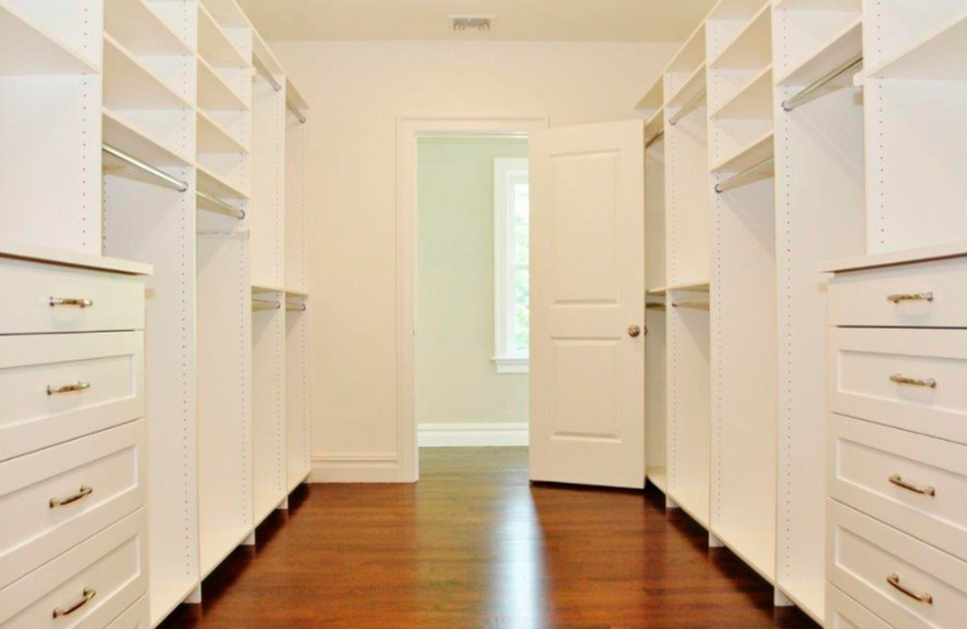 Ejemplo de armario vestidor unisex clásico de tamaño medio con armarios estilo shaker, puertas de armario blancas, suelo de madera oscura y suelo marrón