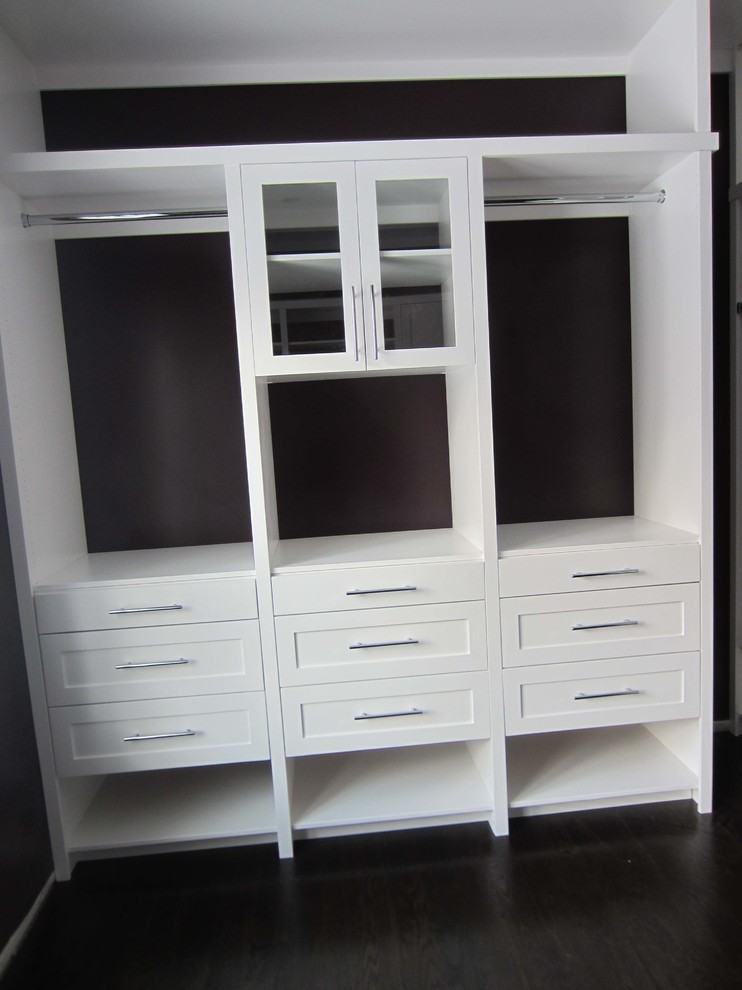 Imagen de armario vestidor unisex clásico de tamaño medio con armarios estilo shaker, puertas de armario blancas, suelo de madera oscura y suelo negro
