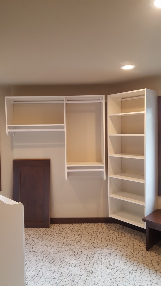 Imagen de armario vestidor unisex tradicional de tamaño medio con armarios abiertos, puertas de armario blancas, moqueta y suelo blanco