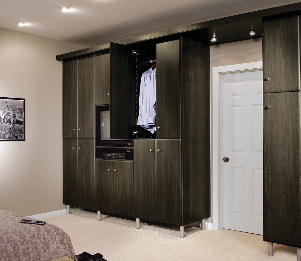 Aménagement d'un placard dressing moderne de taille moyenne et neutre avec un placard à porte plane, des portes de placard noires et moquette.
