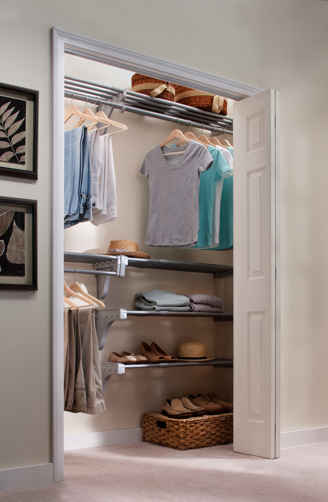 На фото: шкаф в нише среднего размера, унисекс в классическом стиле с ковровым покрытием