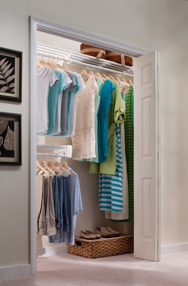 На фото: шкаф в нише среднего размера, унисекс в классическом стиле с ковровым покрытием