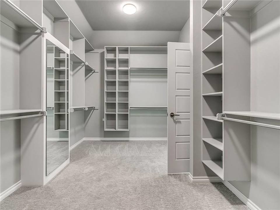 Exempel på ett stort klassiskt walk-in-closet för könsneutrala, med öppna hyllor, grå skåp, heltäckningsmatta och grått golv