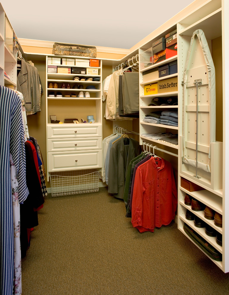 Imagen de armario vestidor unisex contemporáneo de tamaño medio con armarios con paneles con relieve, puertas de armario blancas y moqueta