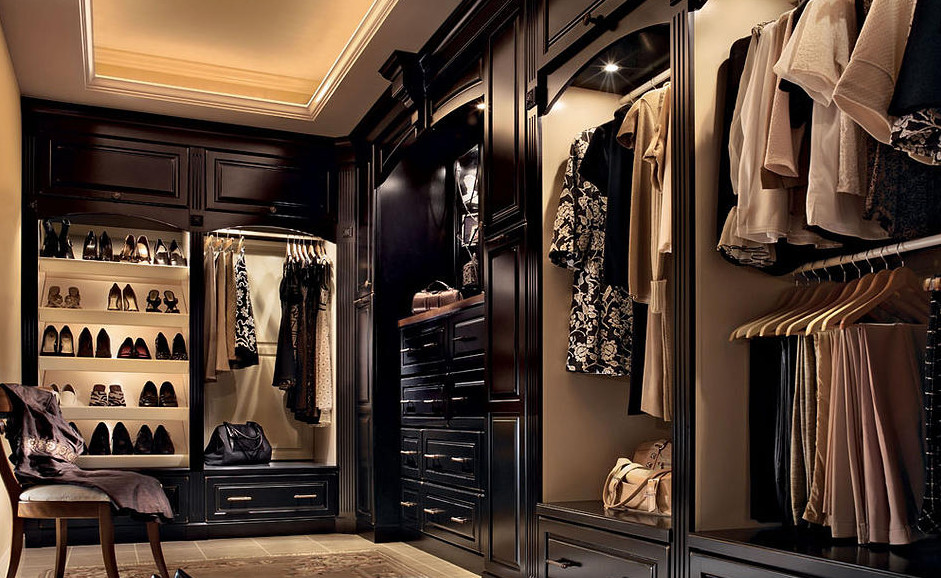На фото: большая гардеробная комната унисекс в классическом стиле с фасадами с выступающей филенкой, темными деревянными фасадами, полом из керамогранита и серым полом