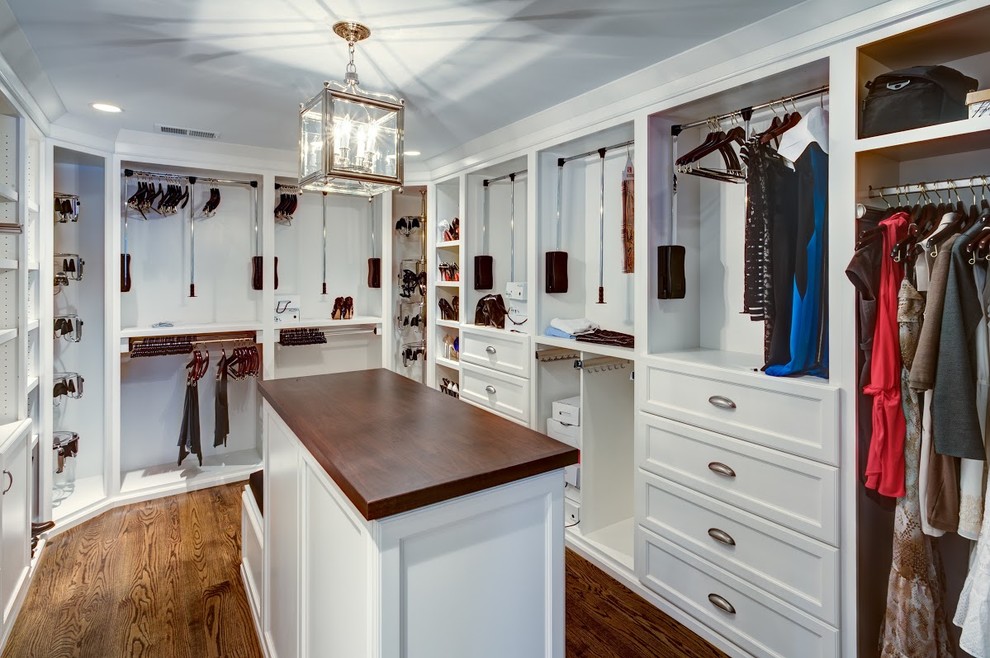 На фото: гардеробная комната среднего размера, унисекс в классическом стиле с фасадами в стиле шейкер, белыми фасадами и темным паркетным полом