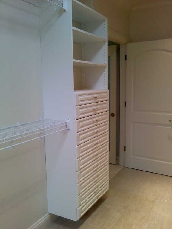 Diseño de vestidor unisex minimalista de tamaño medio con armarios con paneles con relieve, puertas de armario blancas y moqueta