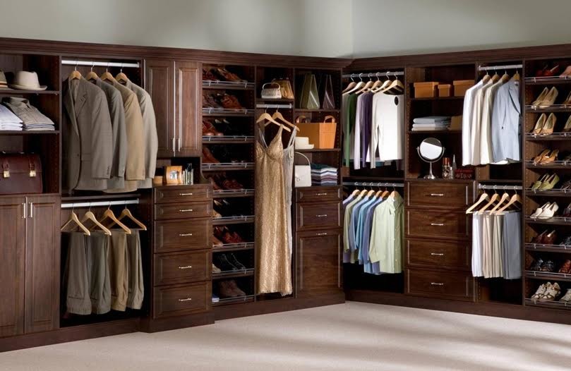 Imagen de armario vestidor unisex tradicional grande con puertas de armario de madera en tonos medios, armarios con paneles con relieve y moqueta