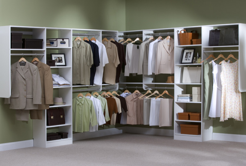 Ejemplo de armario vestidor unisex tradicional renovado grande con armarios abiertos, puertas de armario blancas y moqueta