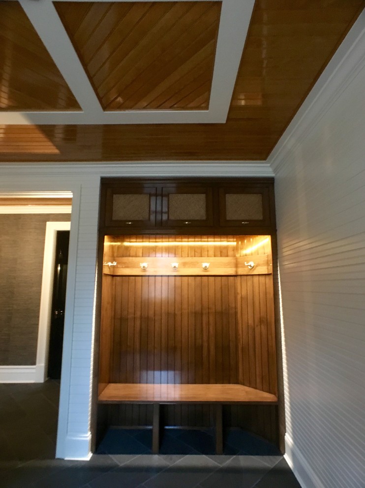 Kleines, Neutrales Klassisches Ankleidezimmer mit Ankleidebereich, offenen Schränken, hellbraunen Holzschränken und Schieferboden in Milwaukee