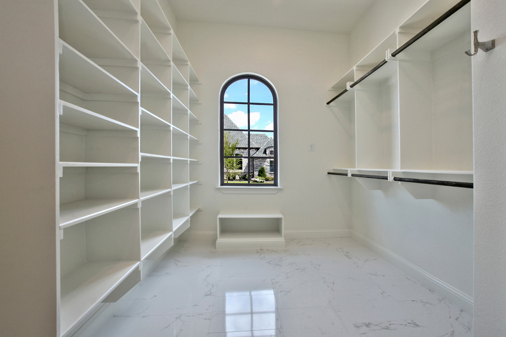 Идея дизайна: большая гардеробная комната унисекс в стиле неоклассика (современная классика) с полом из керамической плитки