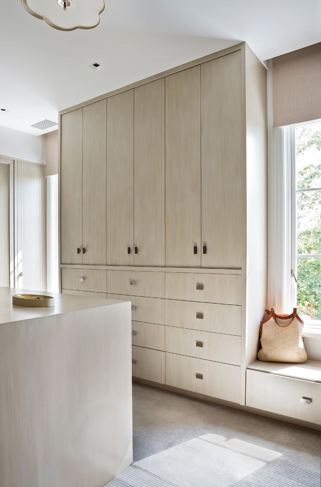 Идея дизайна: гардеробная комната в стиле неоклассика (современная классика) с плоскими фасадами, светлыми деревянными фасадами, ковровым покрытием и серым полом