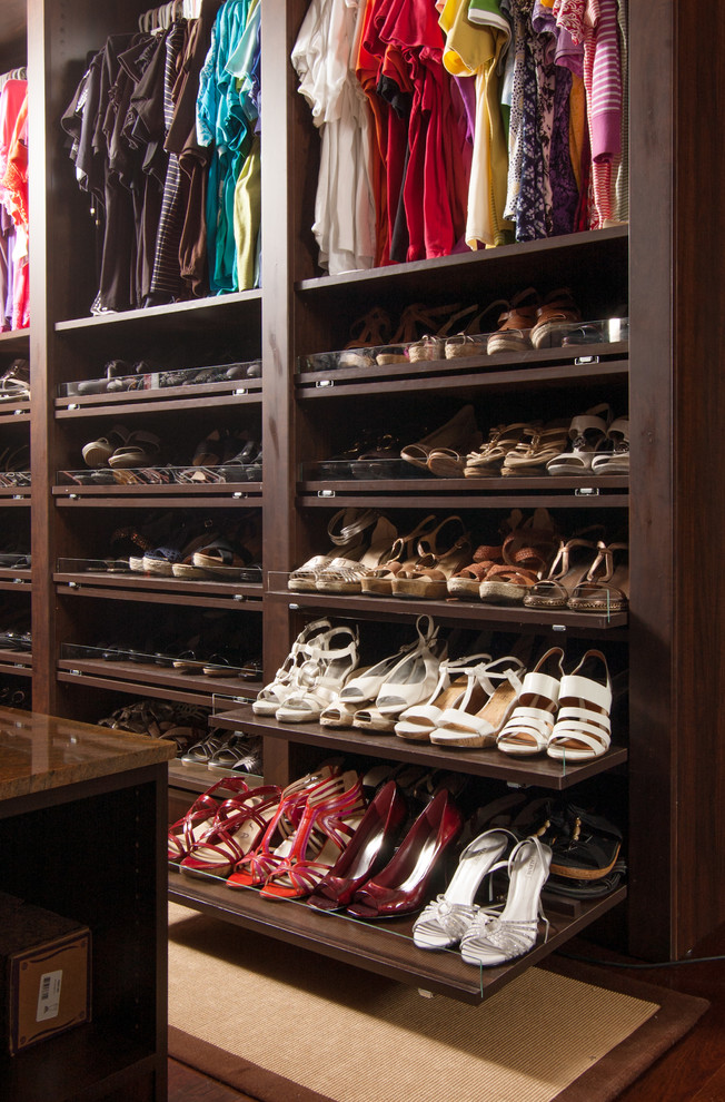 Ejemplo de armario vestidor unisex clásico de tamaño medio con puertas de armario de madera en tonos medios, suelo de baldosas de porcelana y armarios abiertos