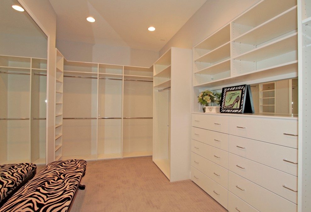 Ejemplo de armario vestidor unisex clásico renovado de tamaño medio con armarios con paneles lisos, puertas de armario blancas, moqueta y suelo gris