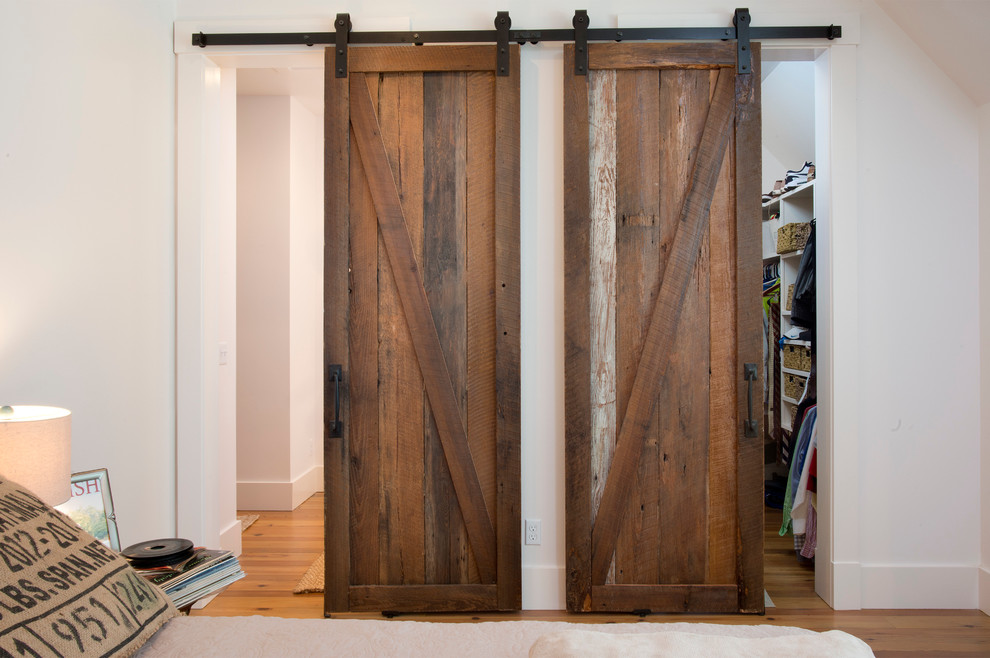Diseño de armario vestidor unisex tradicional de tamaño medio con armarios abiertos y suelo de madera en tonos medios