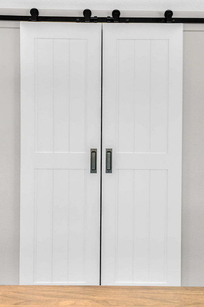 Esempio di un piccolo armadio o armadio a muro unisex classico con pavimento in laminato e pavimento marrone