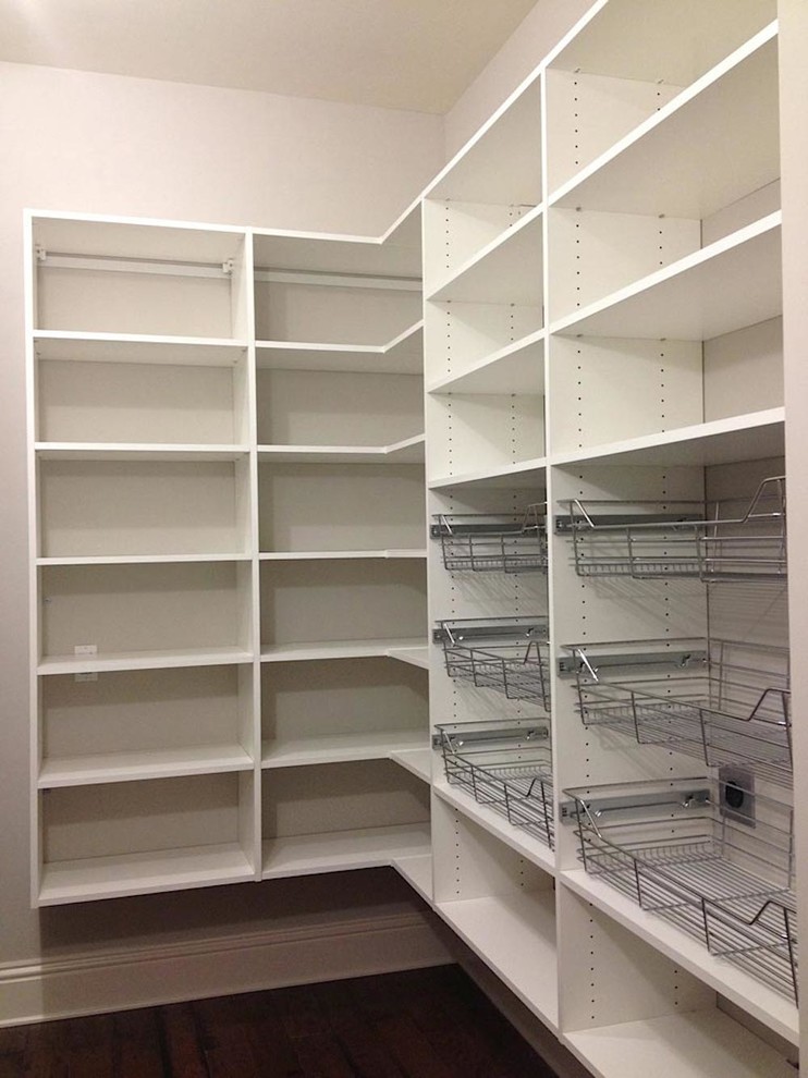 Modelo de armario vestidor unisex clásico de tamaño medio con armarios abiertos, puertas de armario blancas, suelo vinílico y suelo gris