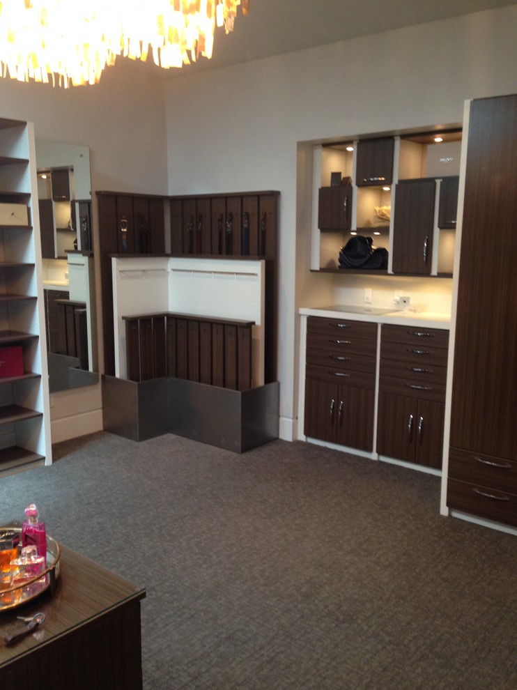 Foto de armario vestidor unisex moderno extra grande con armarios con paneles lisos, puertas de armario de madera en tonos medios, moqueta y suelo marrón