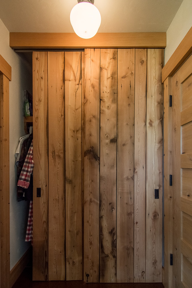 На фото: шкаф в нише среднего размера в стиле рустика с плоскими фасадами и светлыми деревянными фасадами для мужчин с