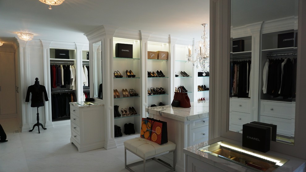 Inspiration för mycket stora klassiska omklädningsrum, med luckor med infälld panel, vita skåp och marmorgolv