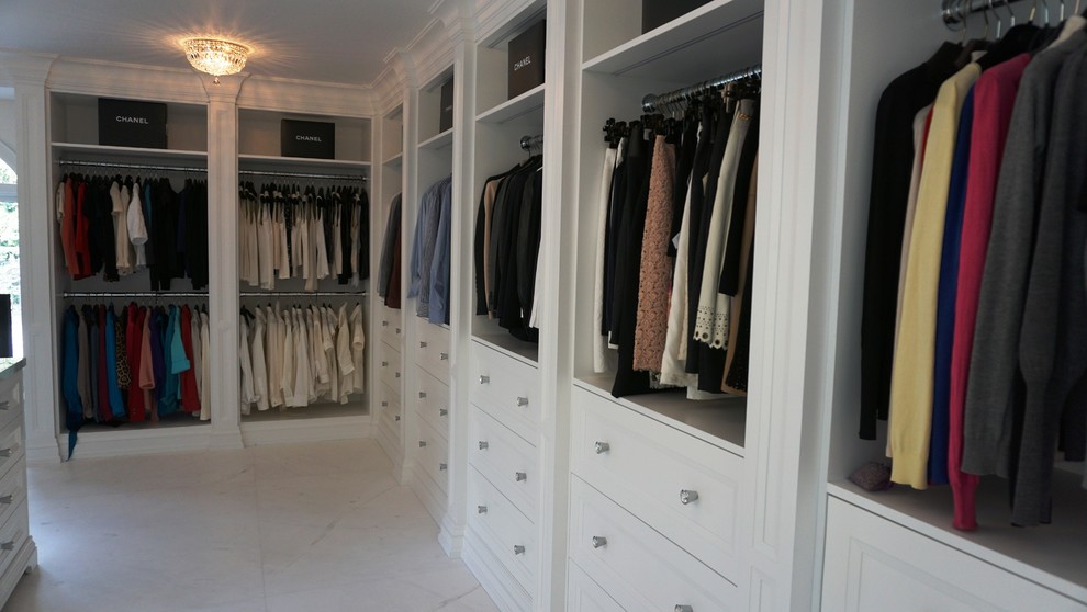 Immagine di un ampio spazio per vestirsi chic con ante con riquadro incassato, ante bianche e pavimento in marmo