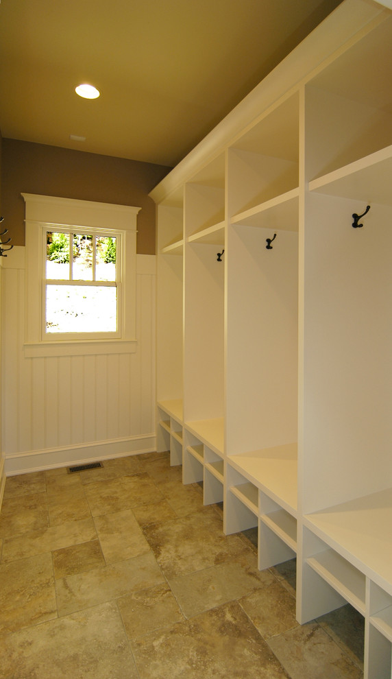 Idéer för ett amerikanskt walk-in-closet för könsneutrala, med vita skåp, klinkergolv i keramik och brunt golv