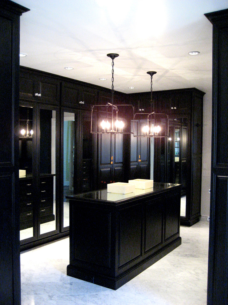 На фото: парадная гардеробная среднего размера, унисекс в классическом стиле с черными фасадами
