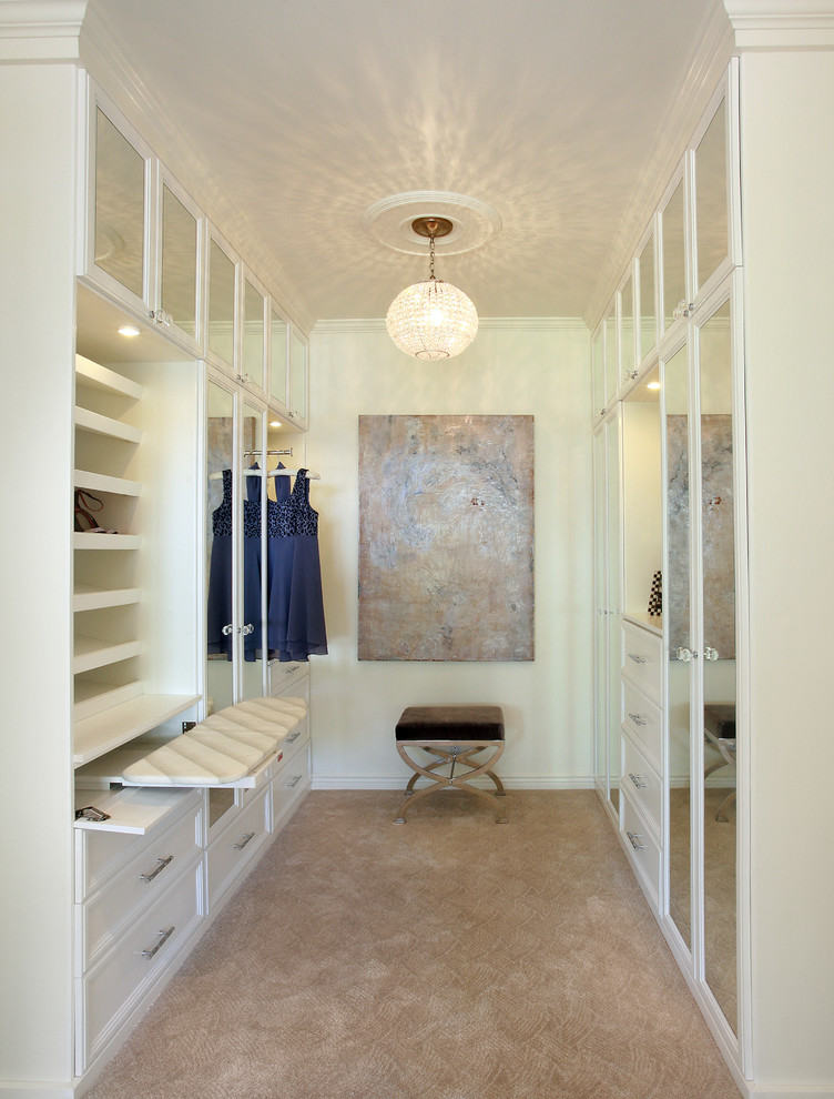 Klassisk inredning av ett walk-in-closet, med vita skåp och heltäckningsmatta