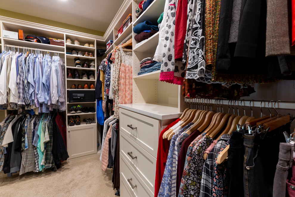 Ejemplo de armario vestidor unisex rural de tamaño medio con armarios estilo shaker, puertas de armario blancas, moqueta y suelo beige