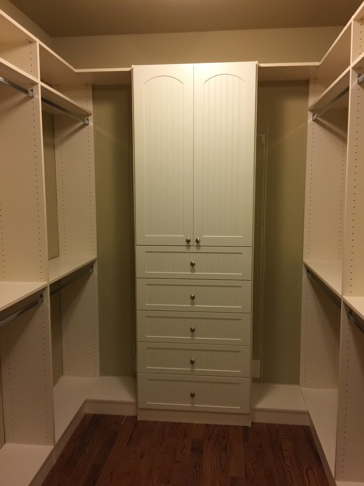 Foto de armario vestidor unisex clásico de tamaño medio con puertas de armario beige y suelo de madera en tonos medios