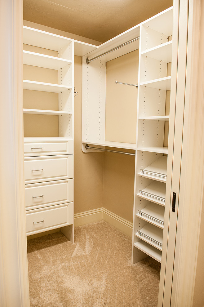 Foto di una cabina armadio unisex tradizionale di medie dimensioni con moquette e pavimento beige