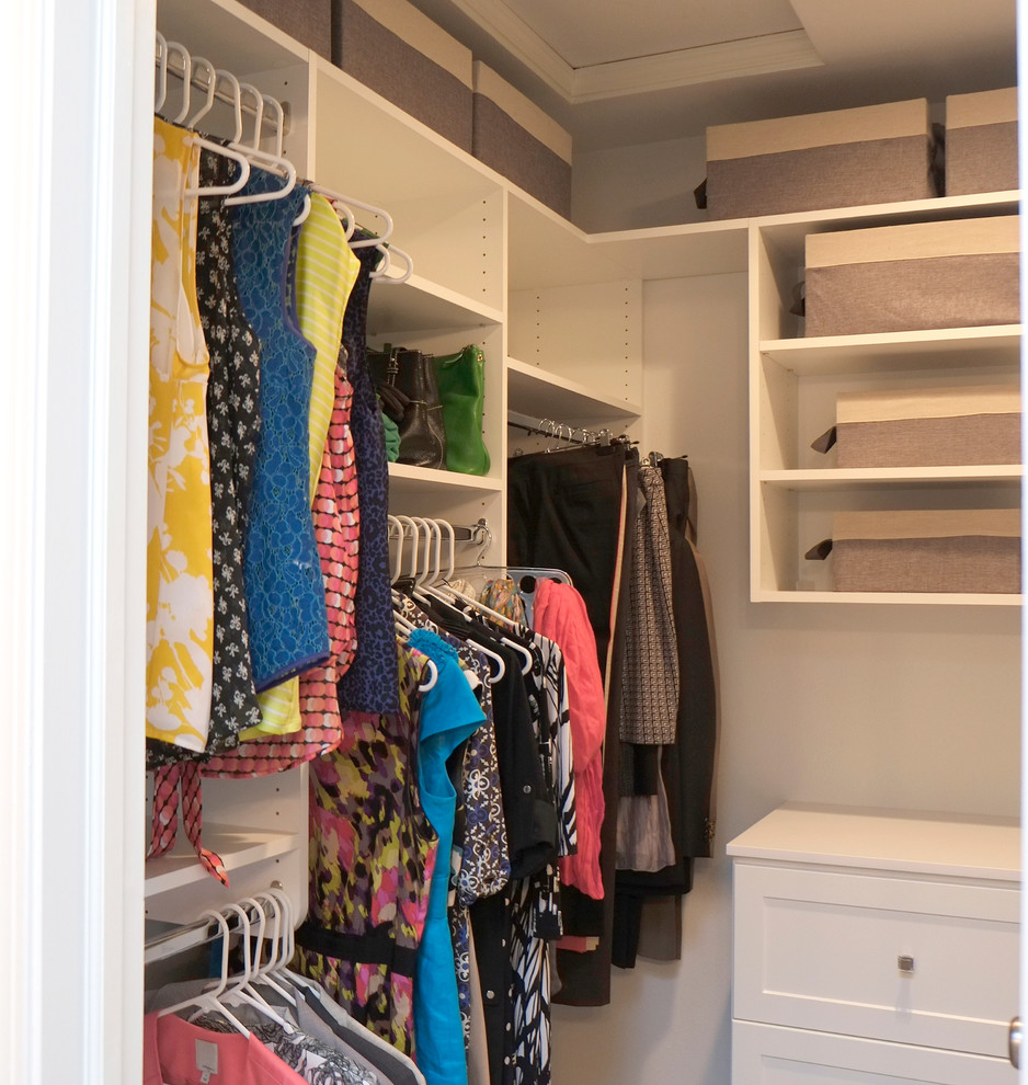 Ejemplo de armario vestidor unisex actual de tamaño medio con armarios estilo shaker y puertas de armario blancas