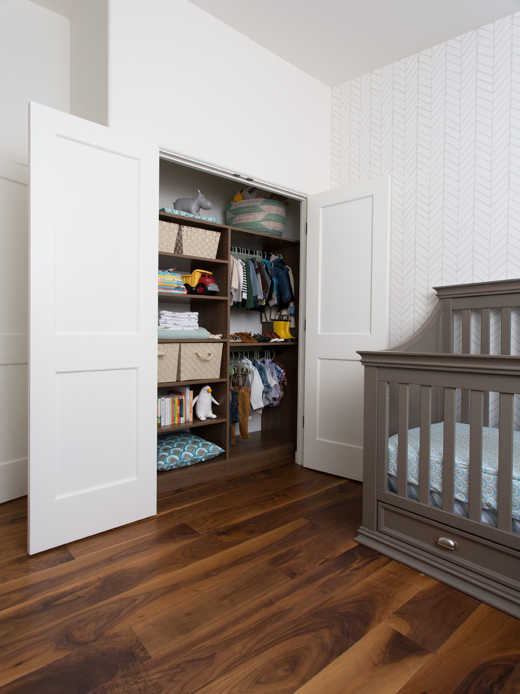 Ejemplo de armario unisex clásico pequeño con armarios abiertos, puertas de armario de madera en tonos medios y suelo de madera oscura