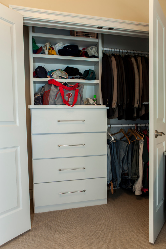 Imagen de armario de hombre contemporáneo de tamaño medio con armarios con paneles lisos, puertas de armario blancas y moqueta