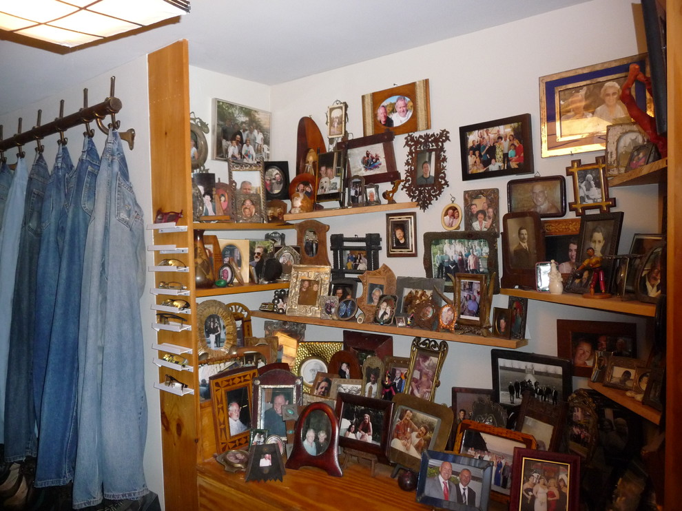 Immagine di uno spazio per vestirsi per uomo rustico di medie dimensioni con ante lisce, ante in legno scuro e moquette
