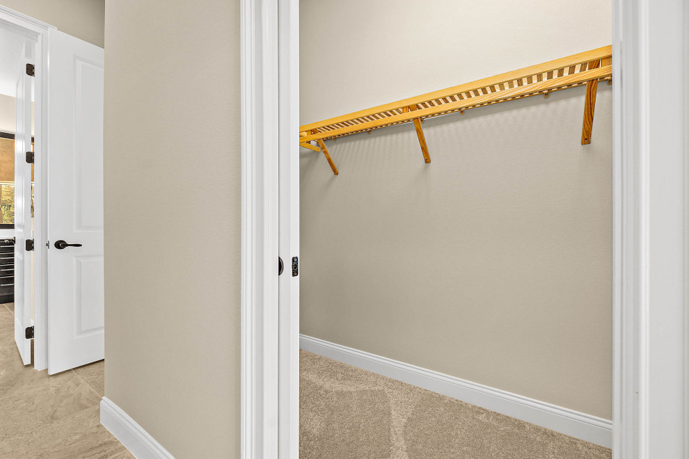 Foto de armario vestidor unisex clásico renovado grande con moqueta y suelo beige
