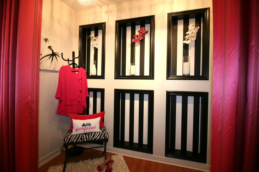Bild på ett litet vintage omklädningsrum för könsneutrala, med laminatgolv och orange golv