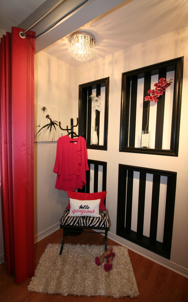 Exemple d'un petit dressing room chic neutre avec sol en stratifié et un sol orange.