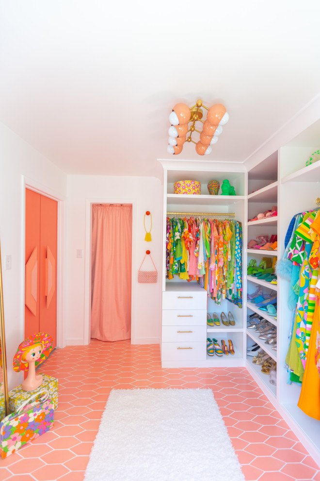 Ispirazione per una grande cabina armadio per donna minimalista con ante bianche, pavimento con piastrelle in ceramica e pavimento rosa