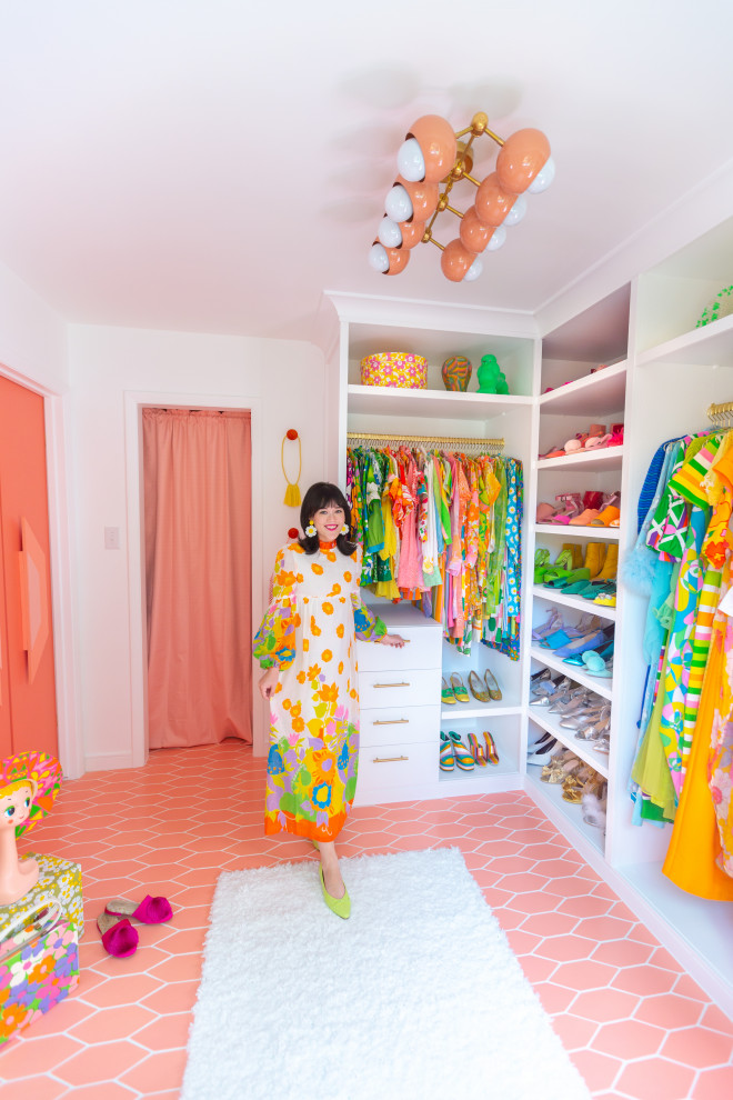 Foto på ett stort 60 tals walk-in-closet för kvinnor, med vita skåp, klinkergolv i keramik och rosa golv