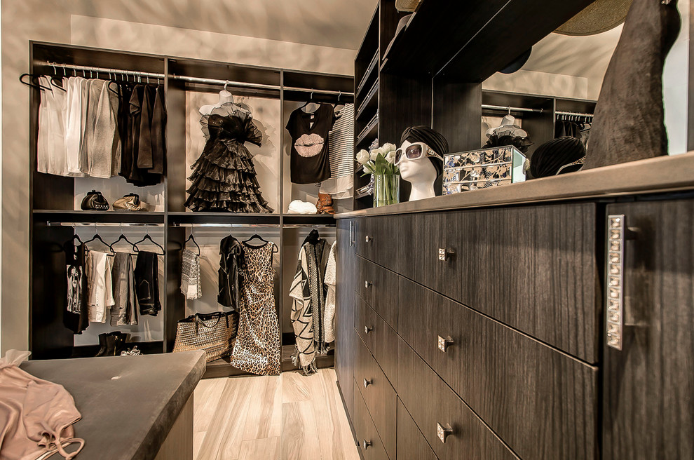 Diseño de armario vestidor unisex contemporáneo grande con armarios con paneles lisos, puertas de armario de madera en tonos medios y suelo de baldosas de cerámica