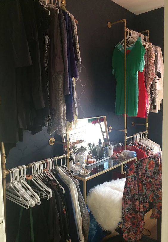 Foto på ett litet shabby chic-inspirerat omklädningsrum för kvinnor, med ljust trägolv och brunt golv