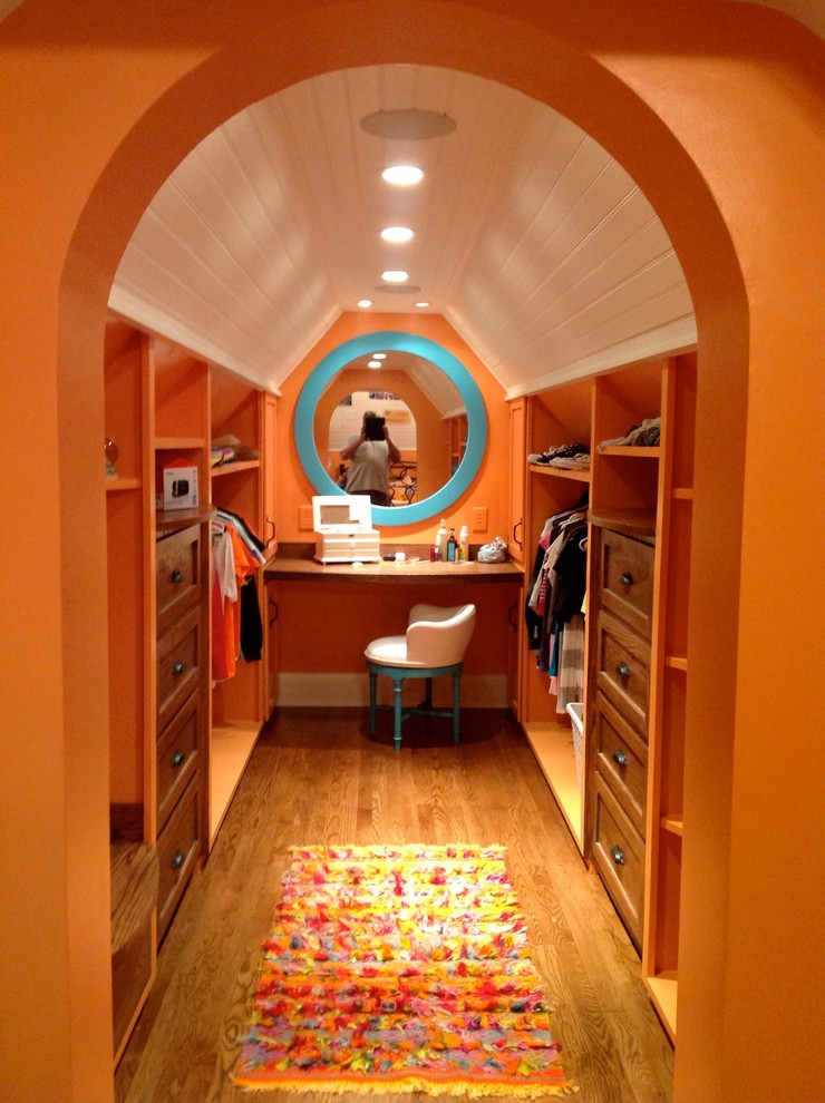 Cette photo montre un dressing room éclectique en bois brun de taille moyenne et neutre avec un placard à porte shaker et parquet clair.