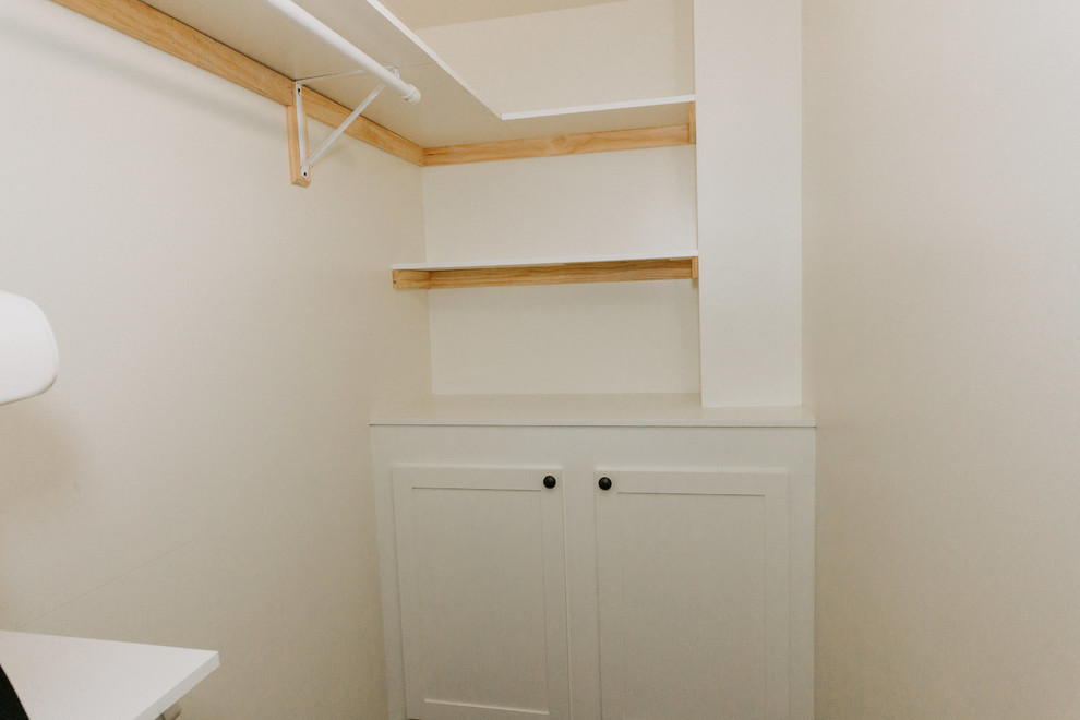 Immagine di una piccola cabina armadio unisex tradizionale con ante in stile shaker, ante bianche, pavimento in gres porcellanato e pavimento marrone