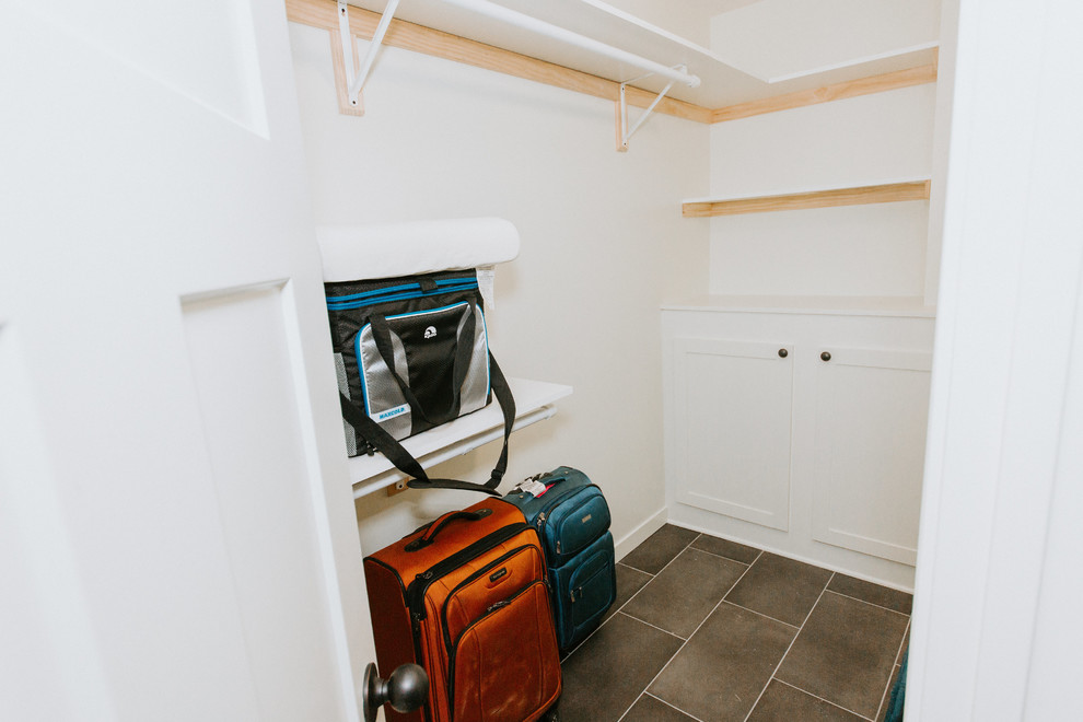 Idee per una piccola cabina armadio unisex tradizionale con ante in stile shaker, ante bianche, pavimento in gres porcellanato e pavimento marrone