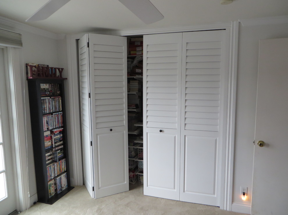 Пример оригинального дизайна: шкаф в нише среднего размера в классическом стиле с ковровым покрытием и бежевым полом