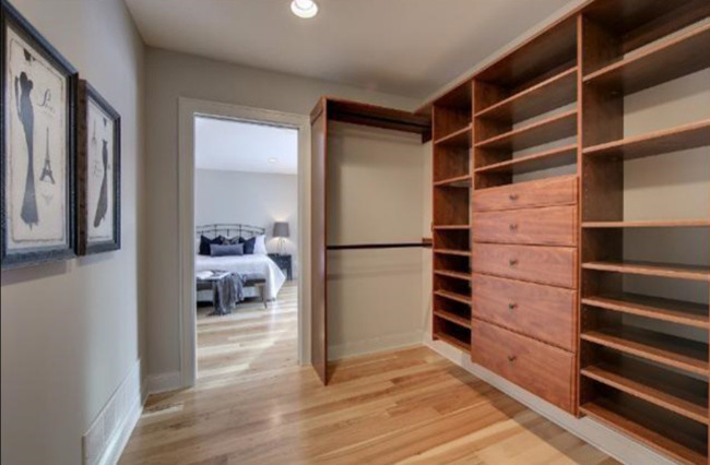 Example of a transitional closet design in Minneapolis