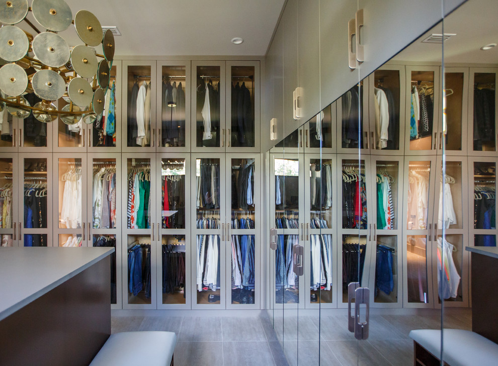 Diseño de armario vestidor unisex contemporáneo grande con armarios con paneles lisos, puertas de armario grises, suelo de baldosas de porcelana y suelo gris