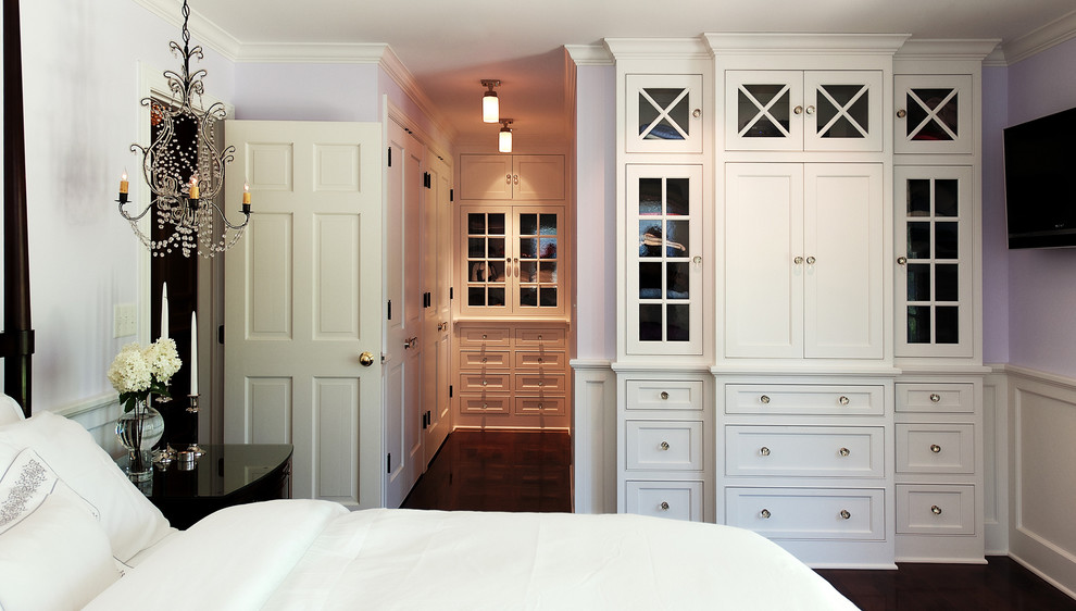 На фото: гардеробная комната в классическом стиле