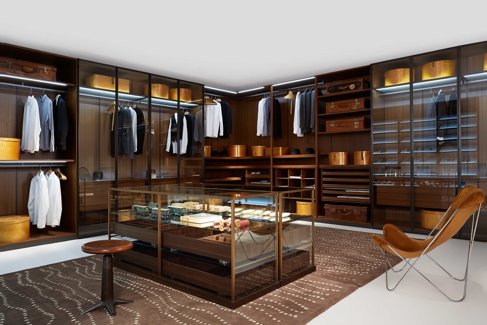 На фото: гардеробная комната в стиле модернизм